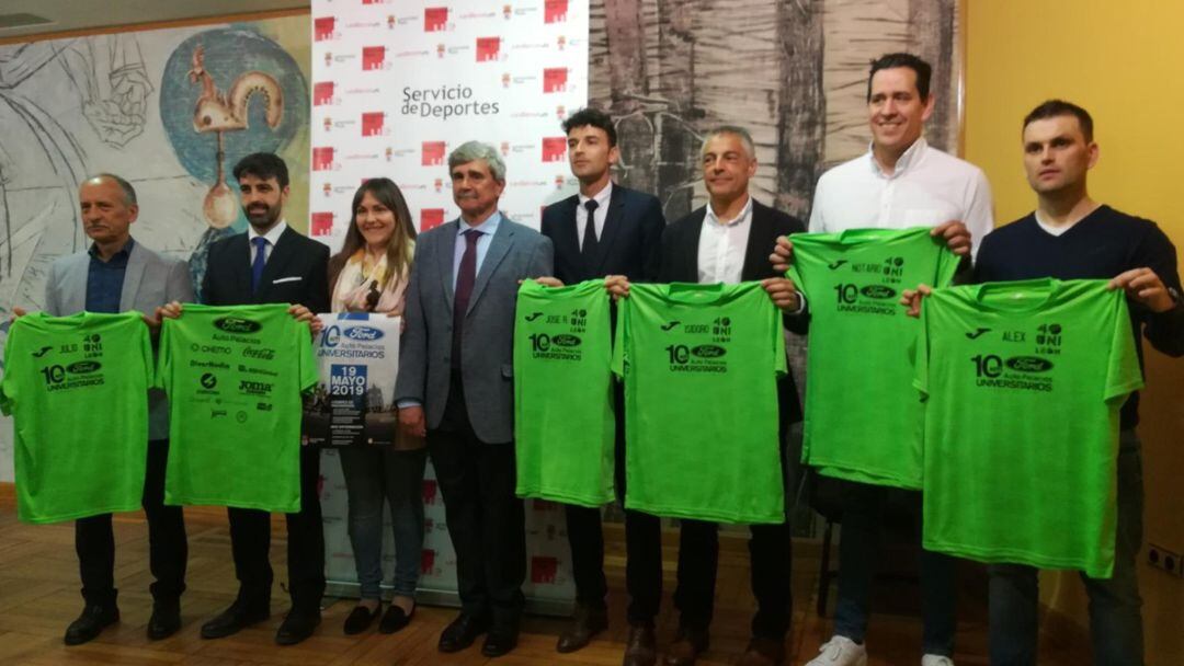 Los patrocinadores posan con la camiseta oficial de la prueba
