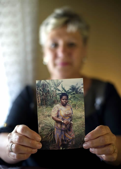 Una vecina de la localidad navarra de Mélida muestra una fotografia de la monja Juliana Bonoha