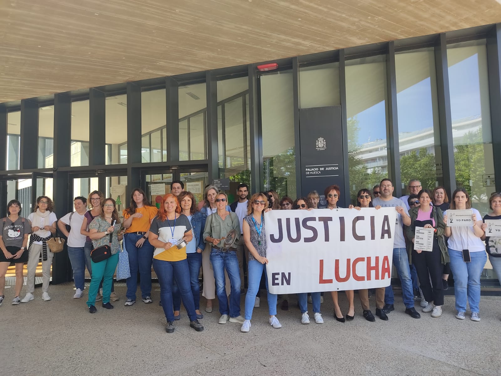 Trabajadores que han secundado la huelga, a las puertas del Palacio de Justicia de Huesca