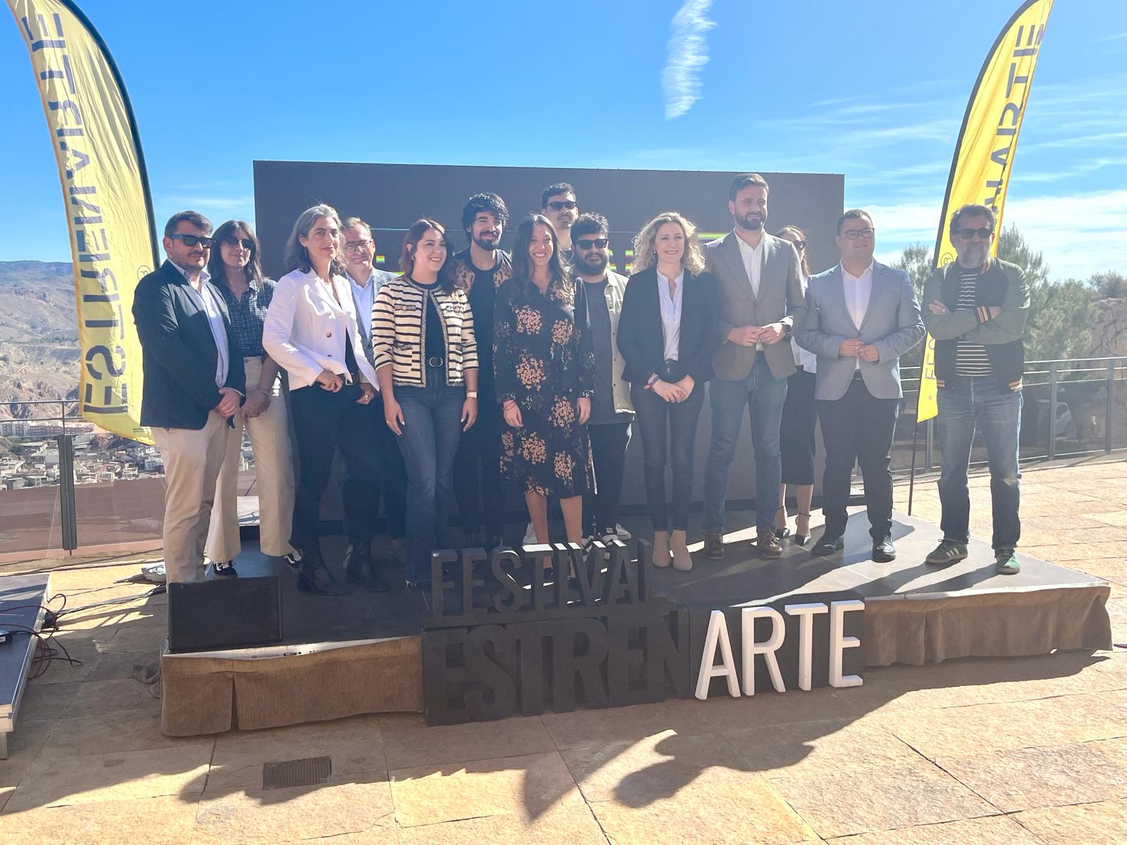 La consejera Carmen Conesa y los asistentes a la presentación  de la quinta edición del festival &#039;Estrenarte&#039;.