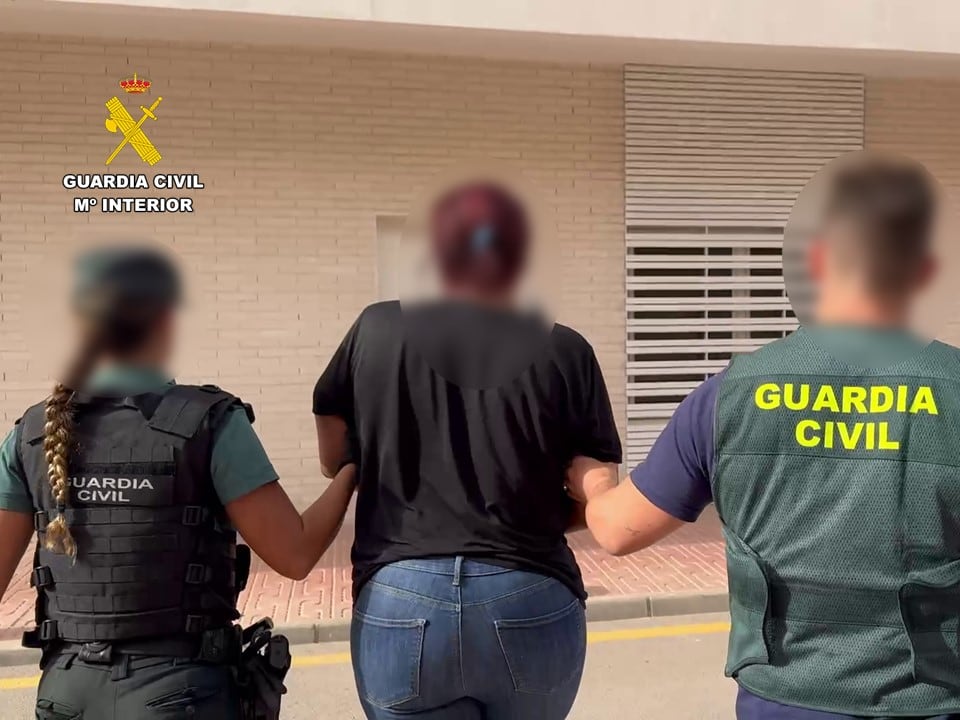 La Guardia Civil de Torrevieja detiene a dos personas por estafas más de 80.000 euros a una anciana de 87 años en Torrevieja