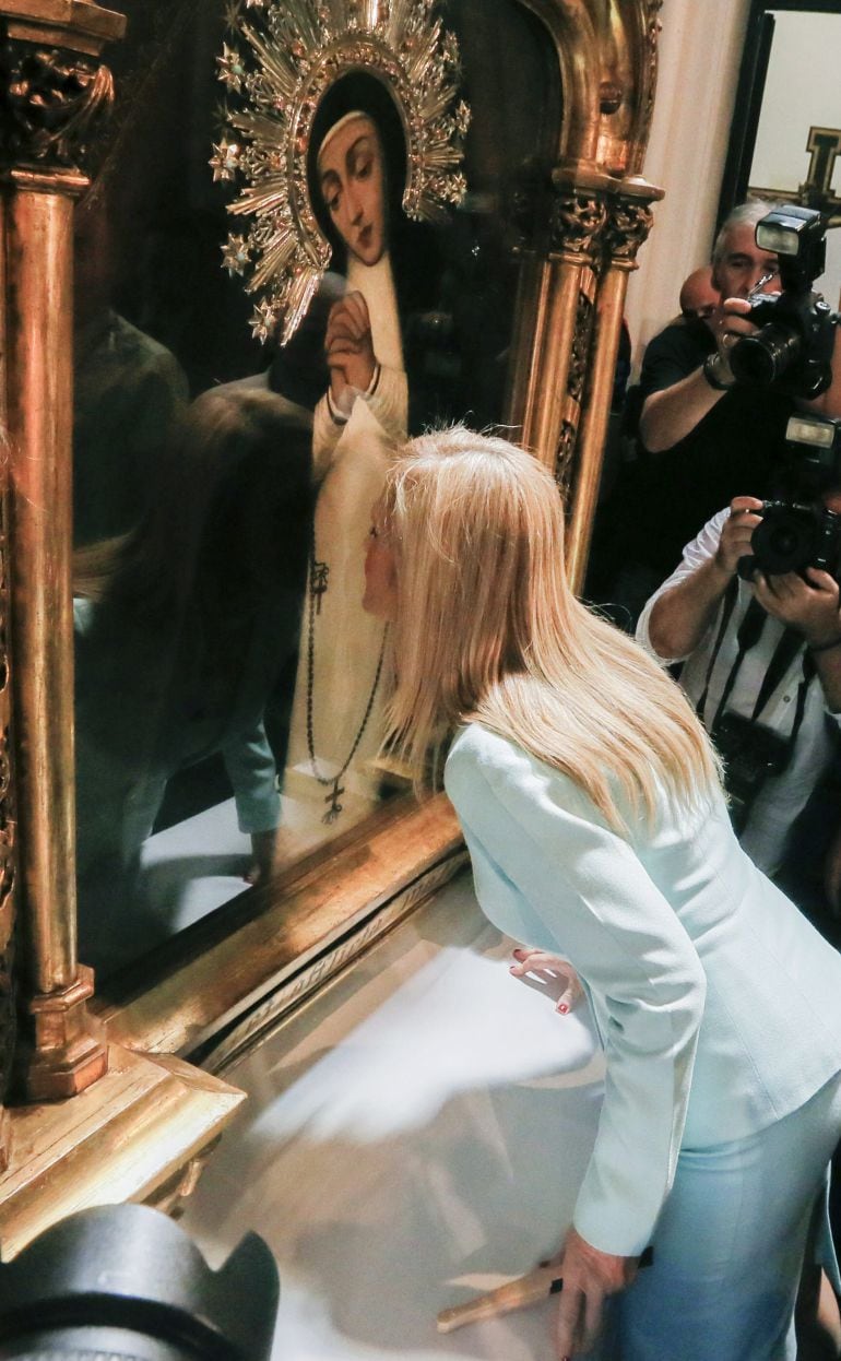 GRA115. MADRID, 15/08/2015.- La presidenta de la Comunidad de Madrid, Cristina Cifuentes, besa la imagen de la Virgen de la Paloma durante el tradicional descenso del cuadro de la Virgen, en la iglesia de Nuestra Señora de la Paloma, dentro de los actos conmemorativos de la festividad que se celebra hoy en la capital. EFE/Fernando Alvarado