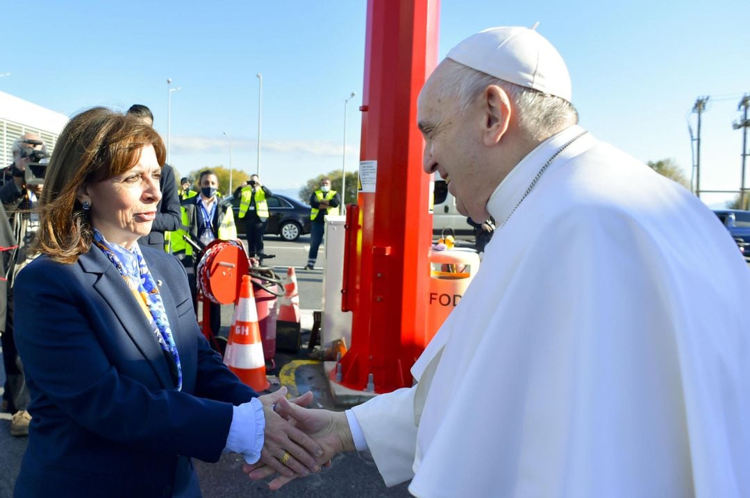 El papa Francisco saluda a Katerina Sakellaropoulou, presidenta de Grecia