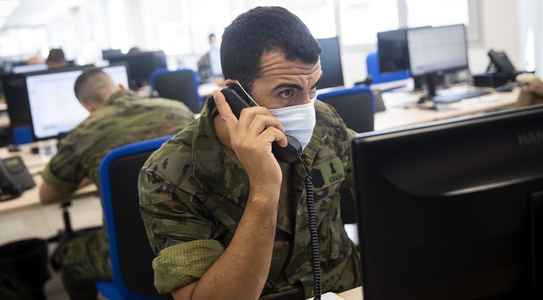 Un soldado llama a un contacto de COVID-19 en un centro de rastreo de Palma de Mallorca en septiembre.