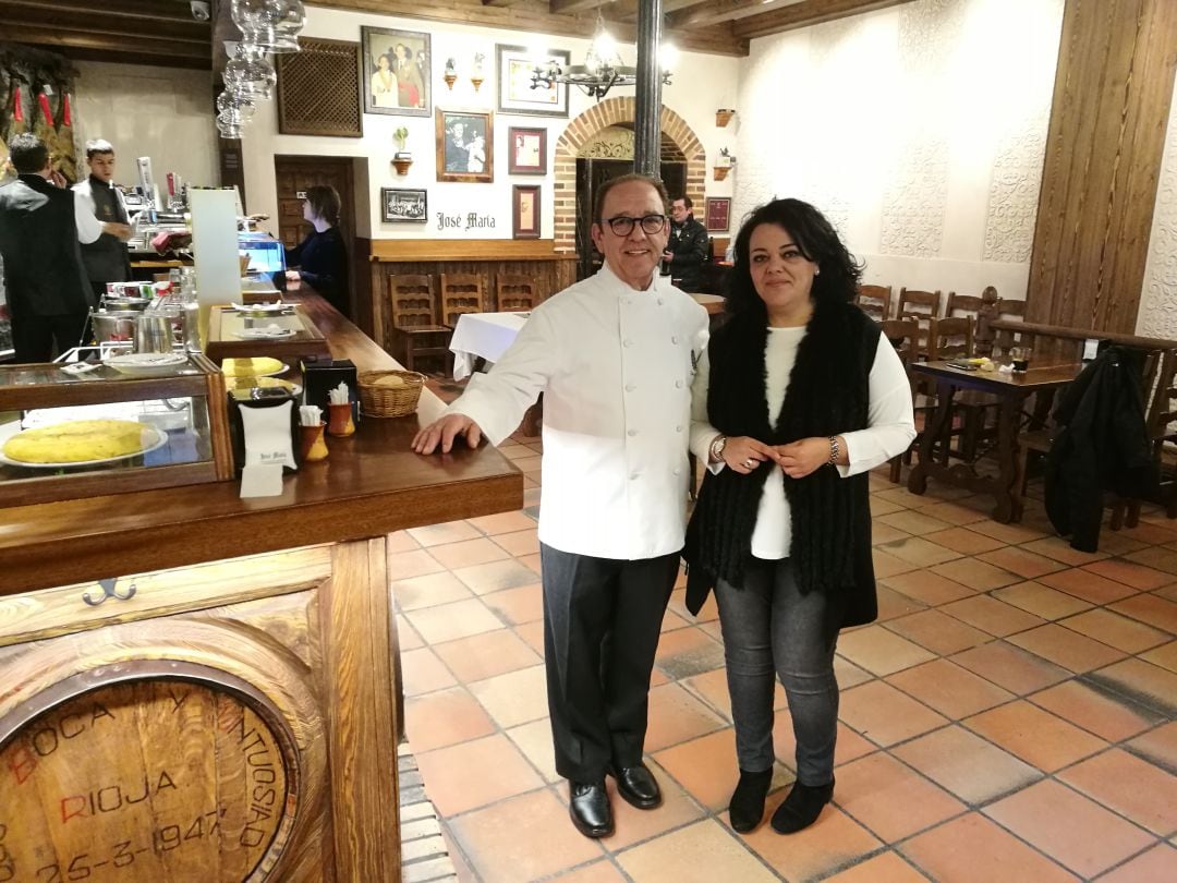 José María y Rocío Ruiz posan en el remozado bar de su establecimiento