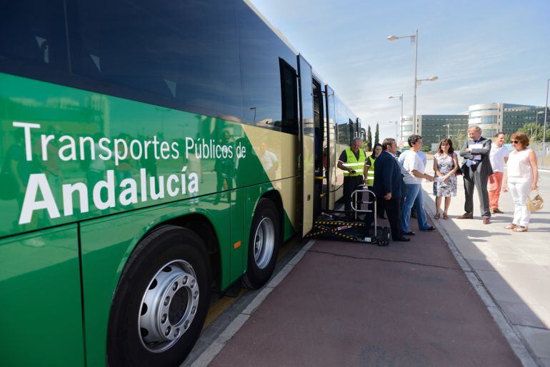 Presentación de nuevos autobuses adaptados en Granada