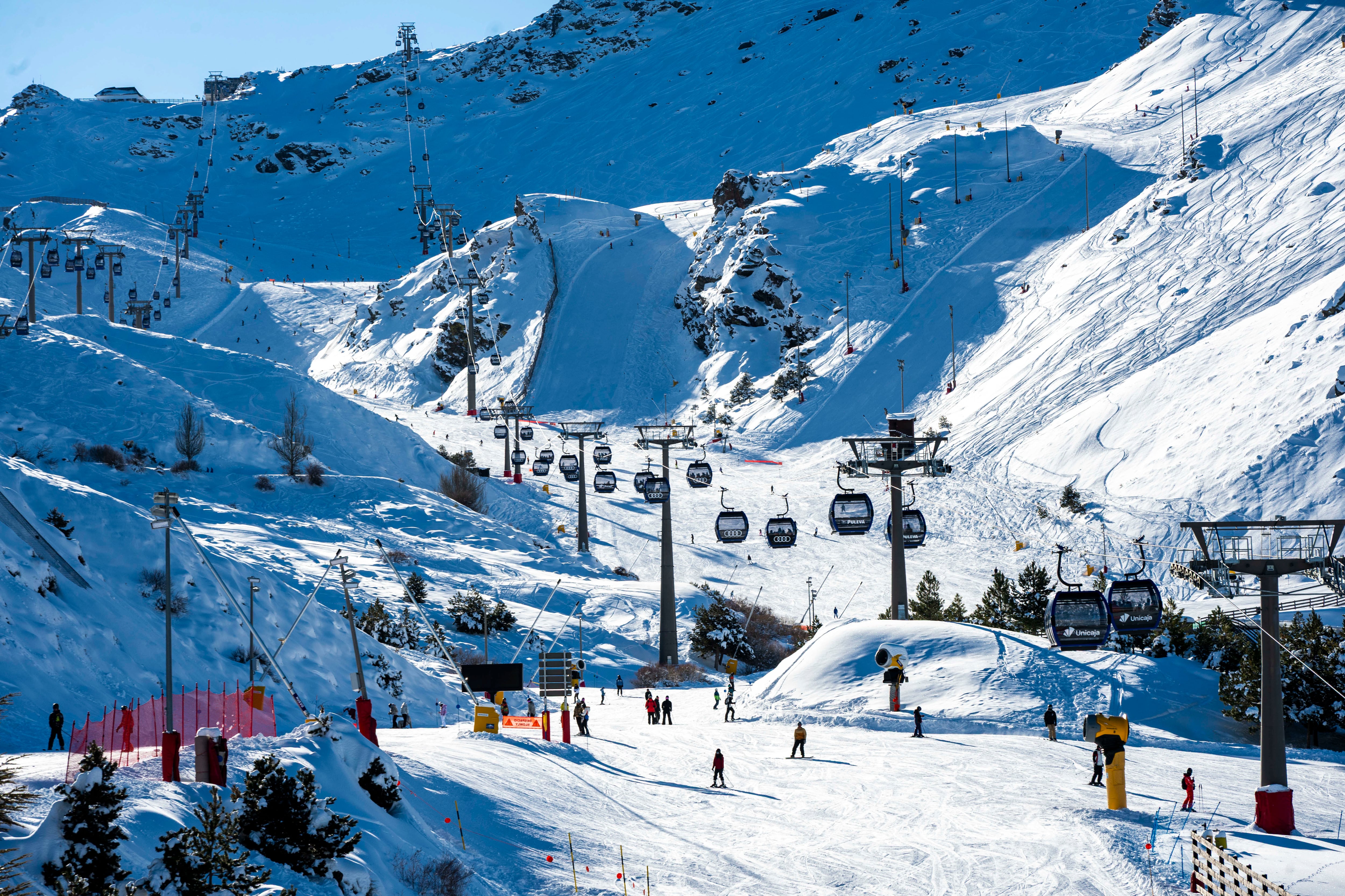 MONACHIL (GRANADA) 31/12/2025.- Sierra Nevada despedirá el 2025 con casi todo el dominio esquiable de la estación abierto y estrenará año con una ocupación hotelera que roza el lleno técnico y con las mejores condiciones de nieve de las registradas en muchas temporadas. EFE/ Miguel Ángel Molina