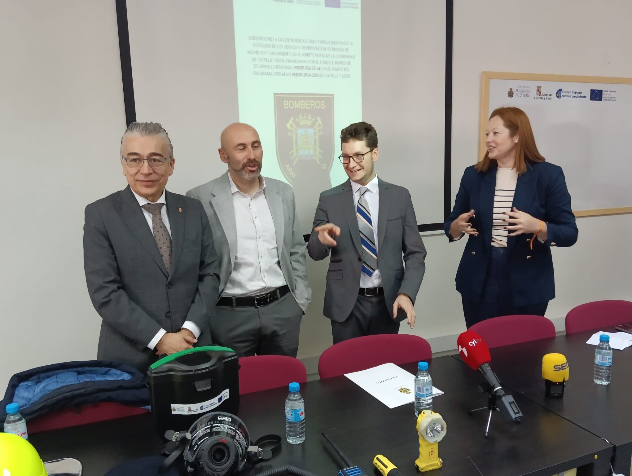 De izq a dcha, Roberto Saiz, delegado territorial de la Junta, Juan Manuel Martín, concejal de Seguridad Ciudadana, Antonio Linaje, alcalde de Aranda, e Irene Cortés, directora general de Protección Civil