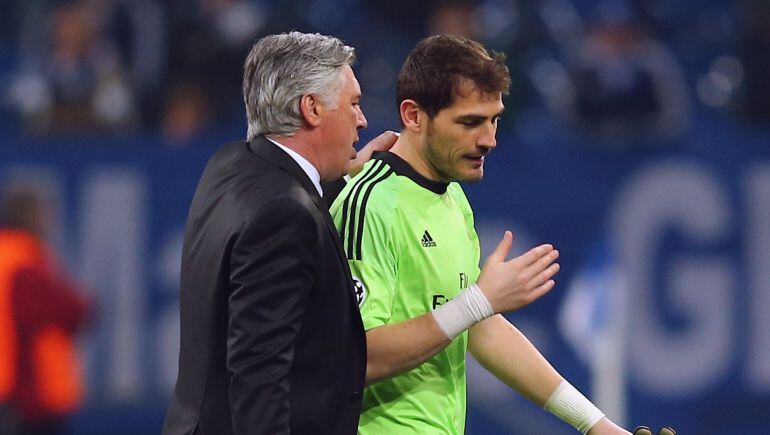 Ancelotti habla con Casillas después de un partido