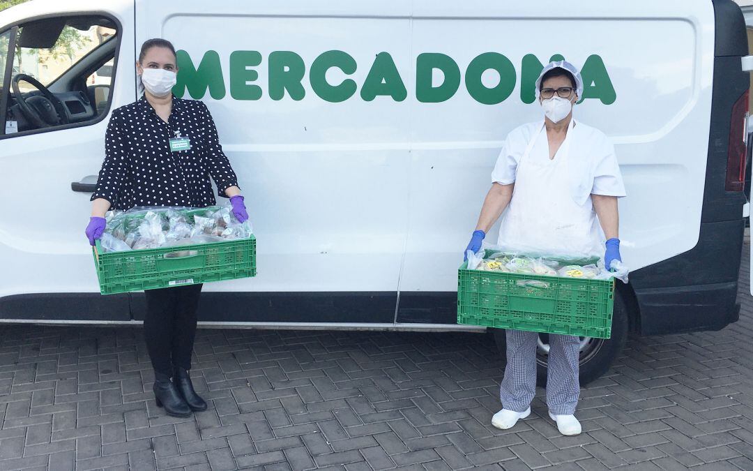 Representantes de Mercadona y del Comedor Municipal y Albergue de Transeúntes de Castelló durante una de las entregas de alimentos