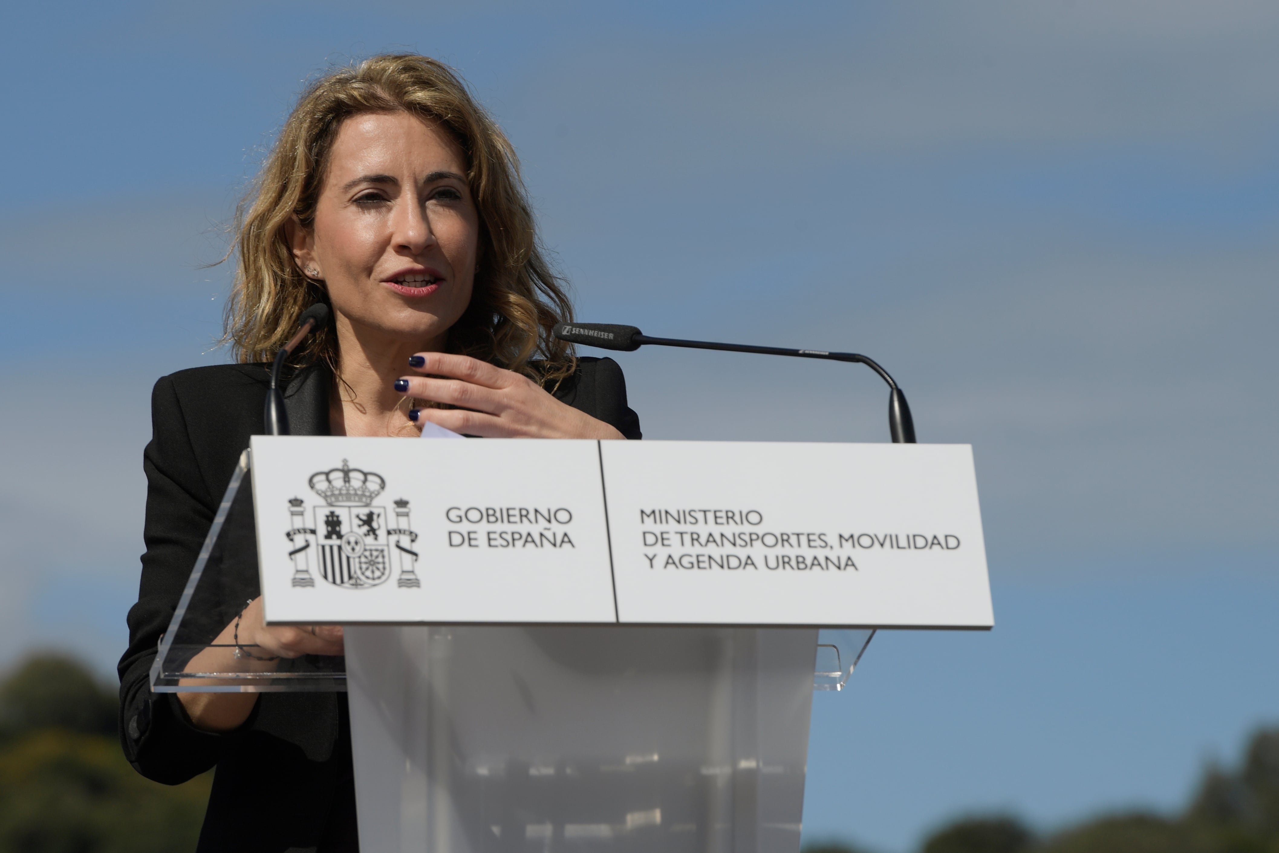 RIBADESELLA, 13/04/2022.- La ministra de Transportes, Movilidad y Agenda Urbana, Raquel Sánchez (c), da un discurso mientras presenta junto al presidente del Principado, Adrián Barbón, la licitación de las obras de ampliación del puente de Ribadesella, en el Pódium de los Vencedores del Sella, este miércoles. EFE/Eloy Alonso
