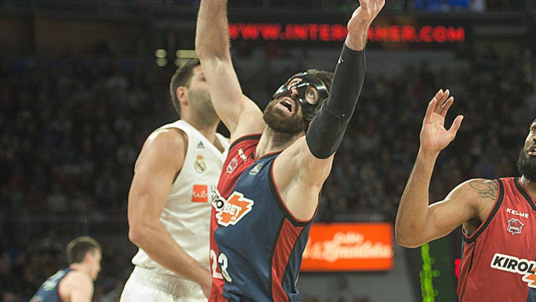 Shengelia con la máscara que le protege la nariz.