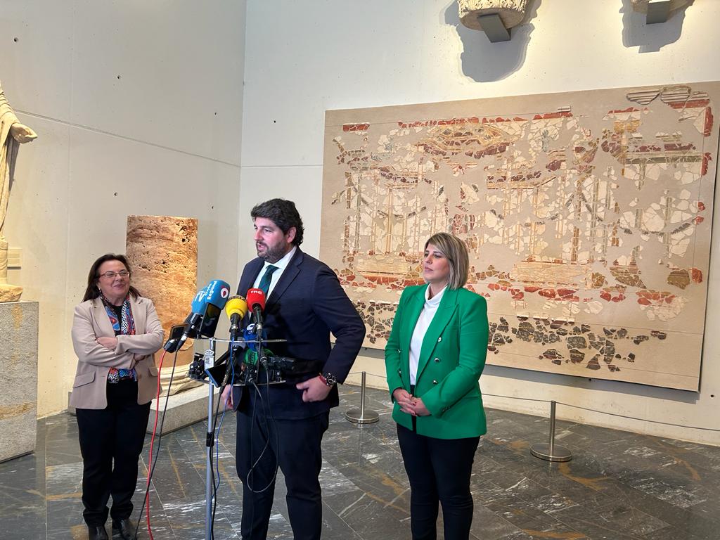 El presidente autonómico, Fernando López Miras, junto a la alcaldesa, Noelia Arroyo, y la directora del Museo del Teatro Romano, Elena Ruiz Valderas