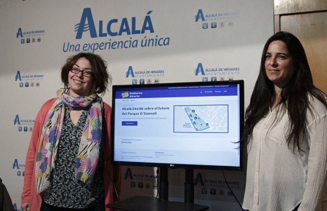 La concejala de Participación Ciudadana de Alcalá de Henares, Laura Martín (i), junto a la edil de Transparencia e Innovación Social, Brianda Yáñez (d).