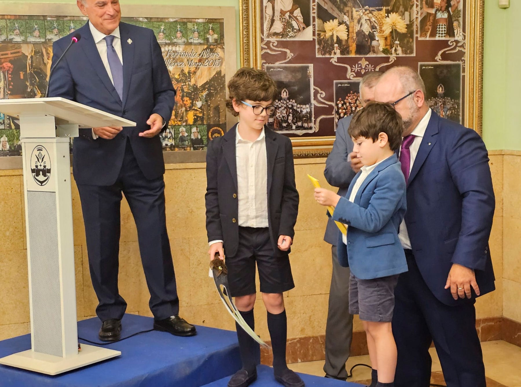 El capitán moro Indalecio Carbonell le hizo entrega a Martín de un pequeño sable en presencia de su hermano pequeño y su padre