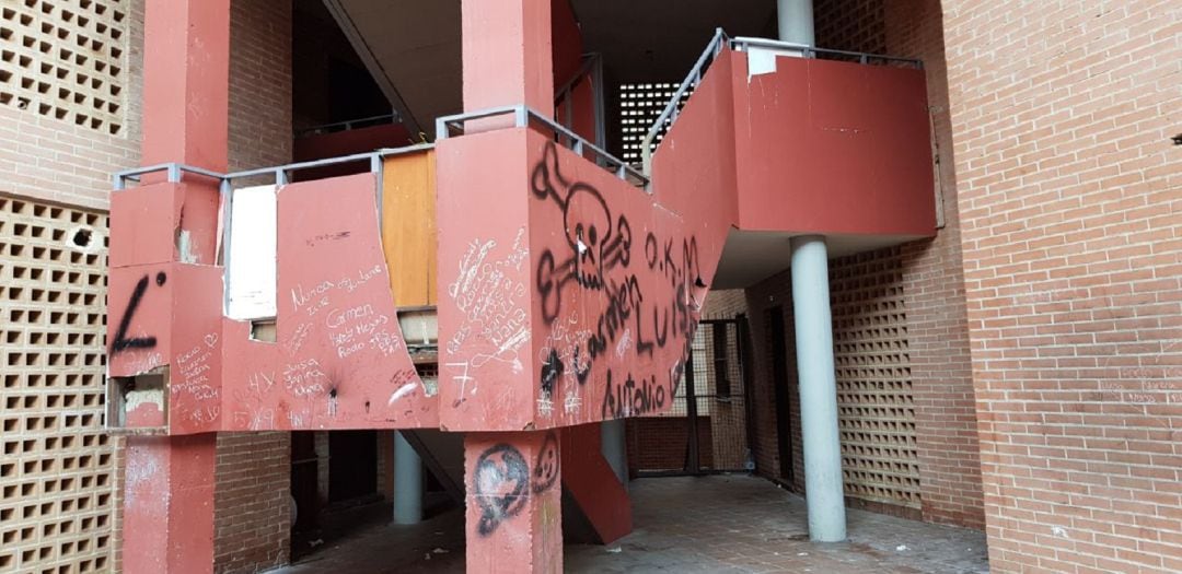 Escalera de entrada al edificio en Joan Miró 14