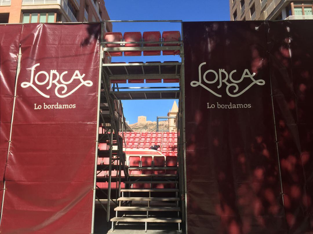 Alameda de la Constitucion de Lorca, el espacio habitualmente ocupado por la propaganda electoral se encuentra ocupado por los palcos para seguir las procesiones de Semana Santa