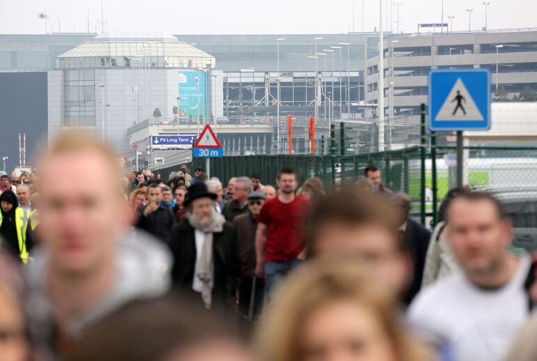 Evacuación de pasajeros del Aeropuerto Internacional de Zaventem - Bruselas 