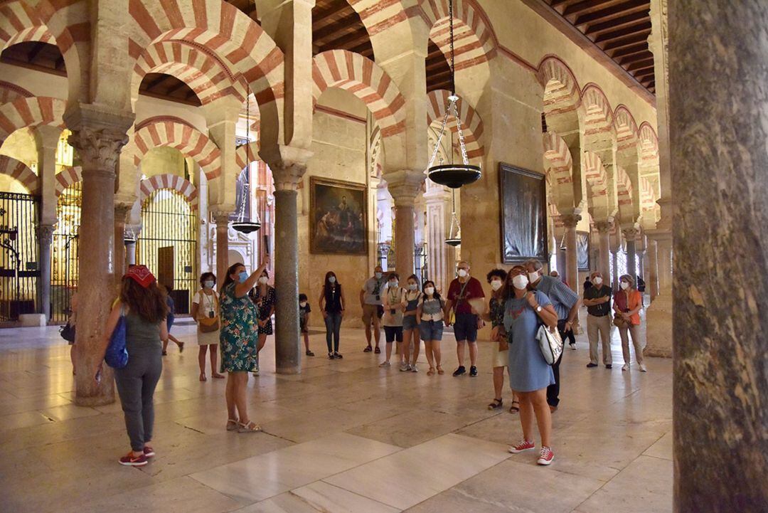 Imagen de archivo de visitantes en la Mezquita Catedral de Córdoba