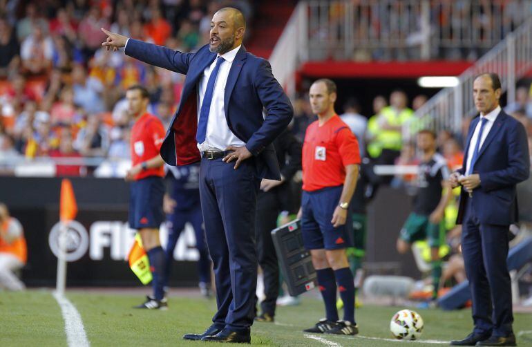 Valencia&#039;s Portuguese coach Nuno Espirito Santo shouts during the Spanish league football match Valencia CF vs RC Celta de Vigo at the Mestalla stadium in Valencia on May 17, 2015.   AFP PHOTO / JOSE JORDAN