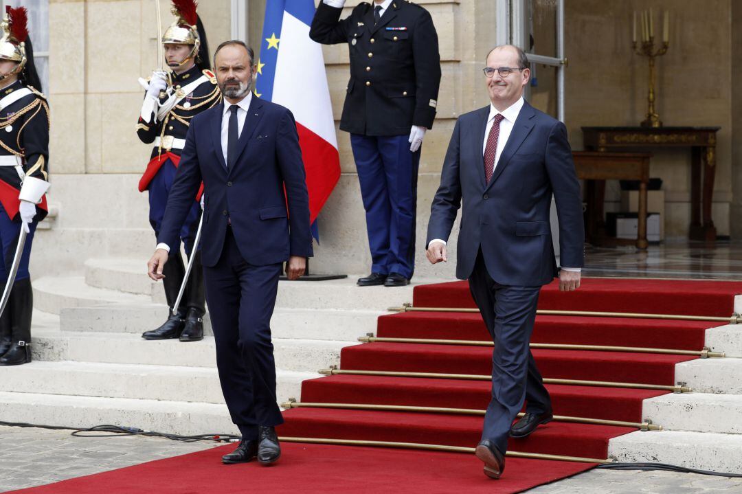 El nuevo primer ministro francés, Jean Castex, durante la ceremonia del traspaso con su predecesor, Edouard Philippe.