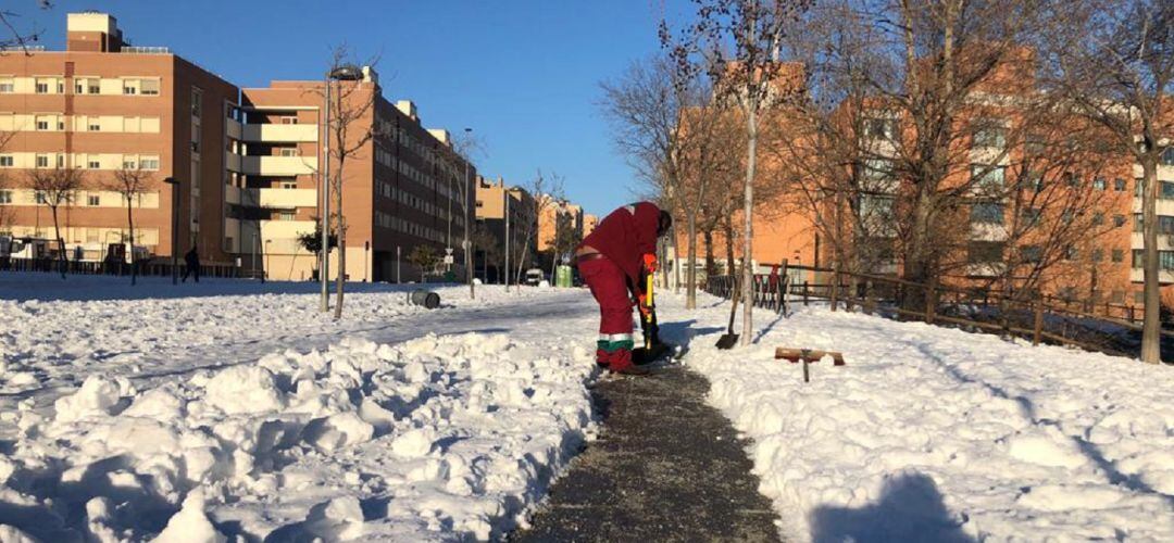 Un operario despeja las calles de nieve