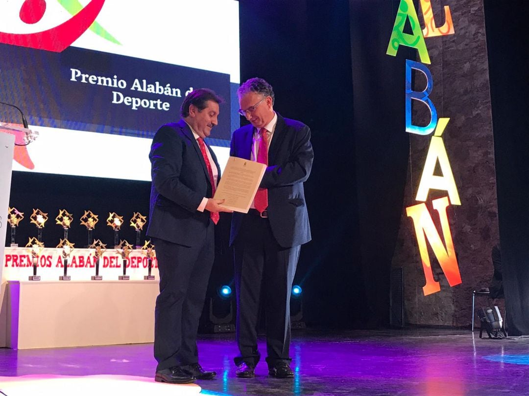 José Luis Capilla recoge el galardón de manos del Alcalde de Don Benito