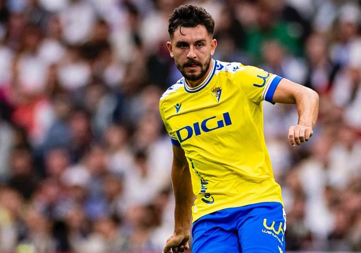 Víctor Chust en un partido con el Cádiz CF