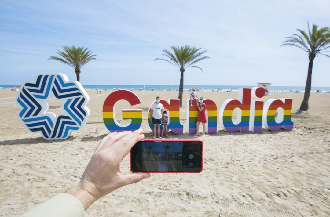 Colores de la bandera Lgtbi en las letras de la ciudad