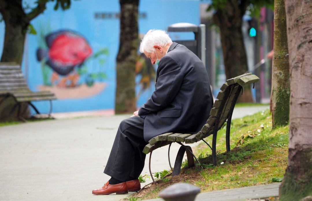 Un anciano descansa sentado en un banco de la avenida Fontiñas, este lunes en Lugo.