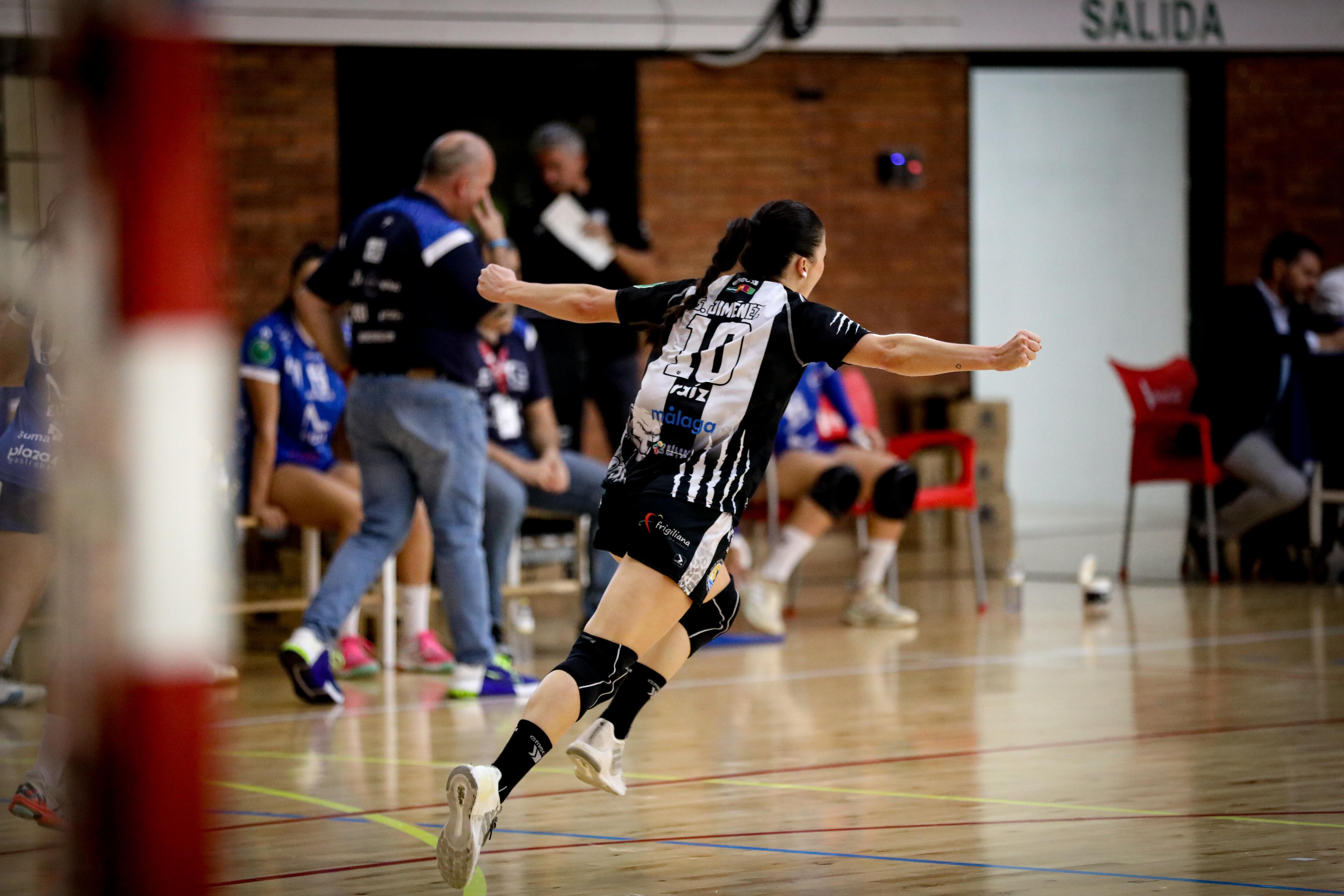 La jugadora del Costa del Sol Sole López en un partido disputado en el pabellón José Luis Pérez Canca de Málaga