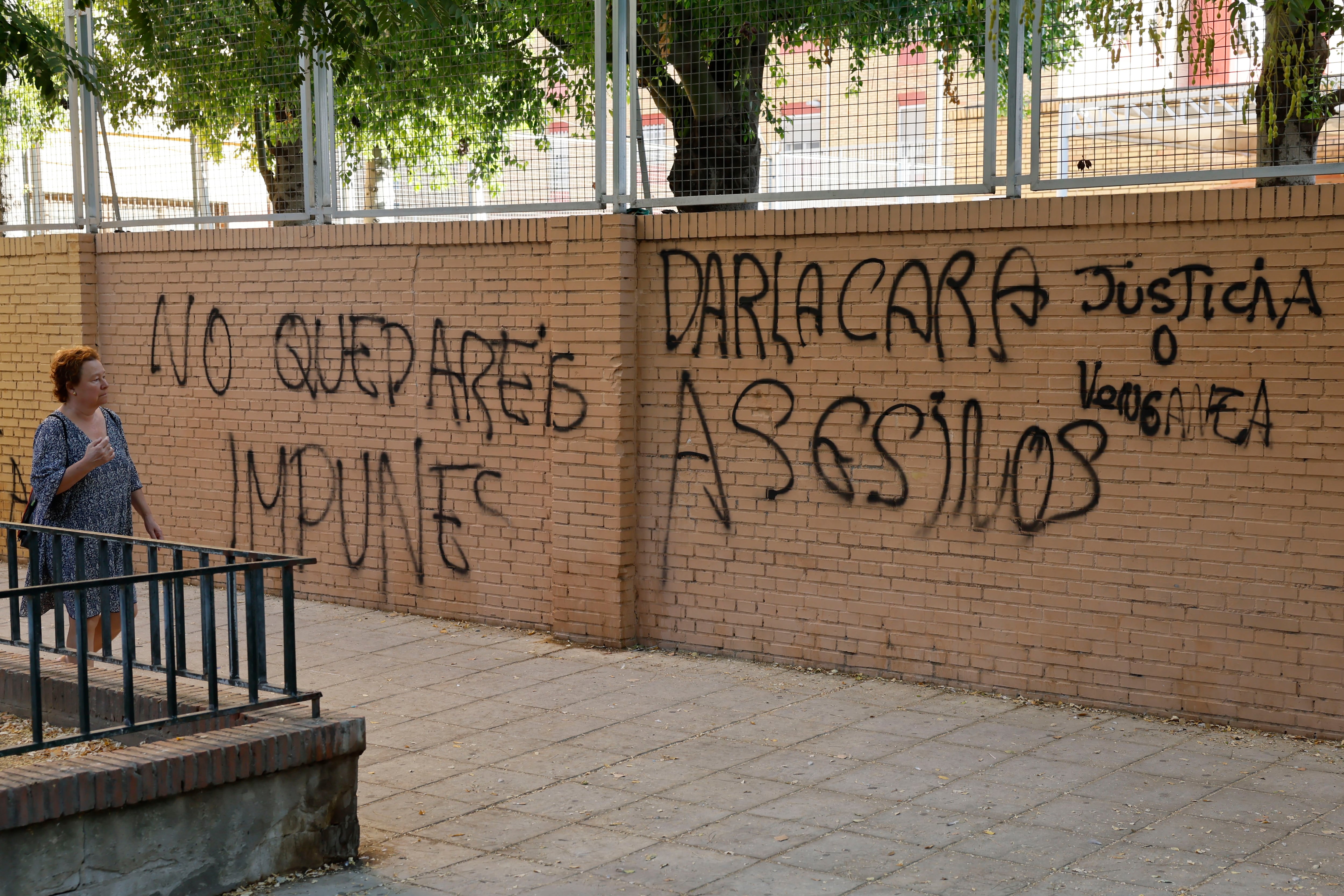 Pintadas en el colegio Las Irlandesas en Sevilla en el que estudiaba Sandra, la joven que se suicidó el pasado martes
