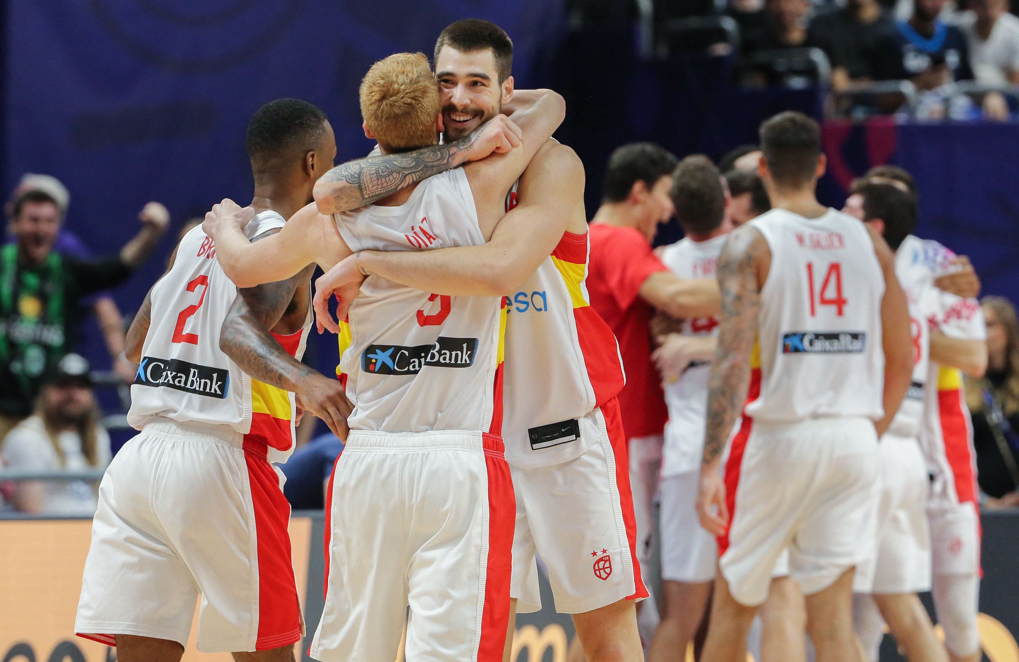 Willy Hernangomez se abraza con Alberto Díaz para celebrar la clasificación a las semifinales del Eurobasket