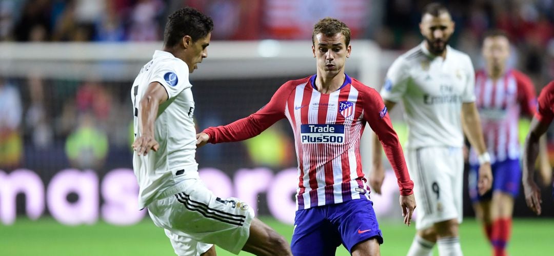 Varane y Griezmann pugnan por llevarse la pelota durante la Supercopa de Europa