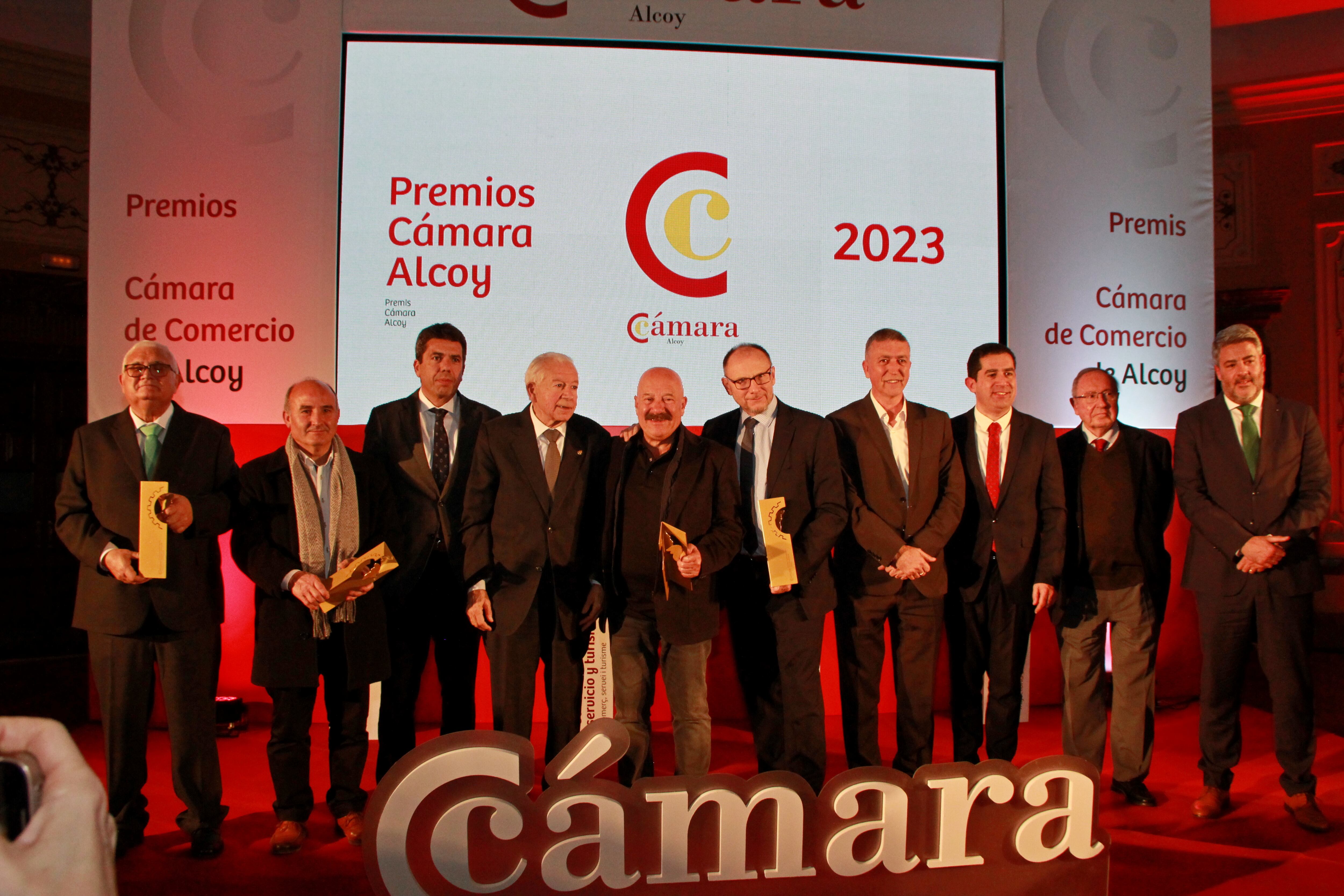 Los representantes de Radio Alcoy, Carrozados la Moderna, Lolo Restaurante y Korott, junto a Enrique Rico y las autoridades tras la gala de los Premios de la Cámara de Alcoy.