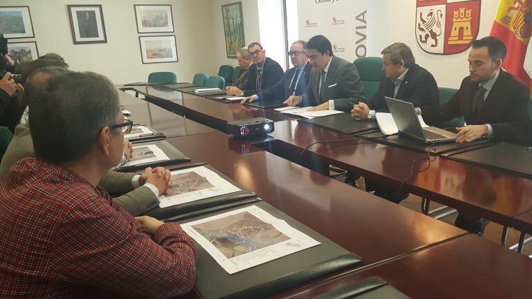 El consejero de Fomento y Medio Ambiente, Juan Carlos Suárez Quiñones, presentando las guías ante el riesgo de inundaciones. 