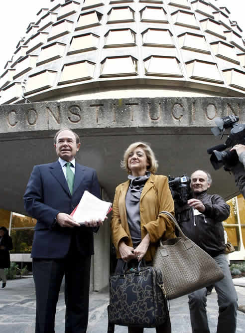 El portavoz del Partido Popular en el Senado, Pío García-Escudero, junto a la senadora popular Rosa Vindel, momentos antes de presentar el recurso ante el Tribunal Constitucional. (EFE / Juan M. Espinosa)