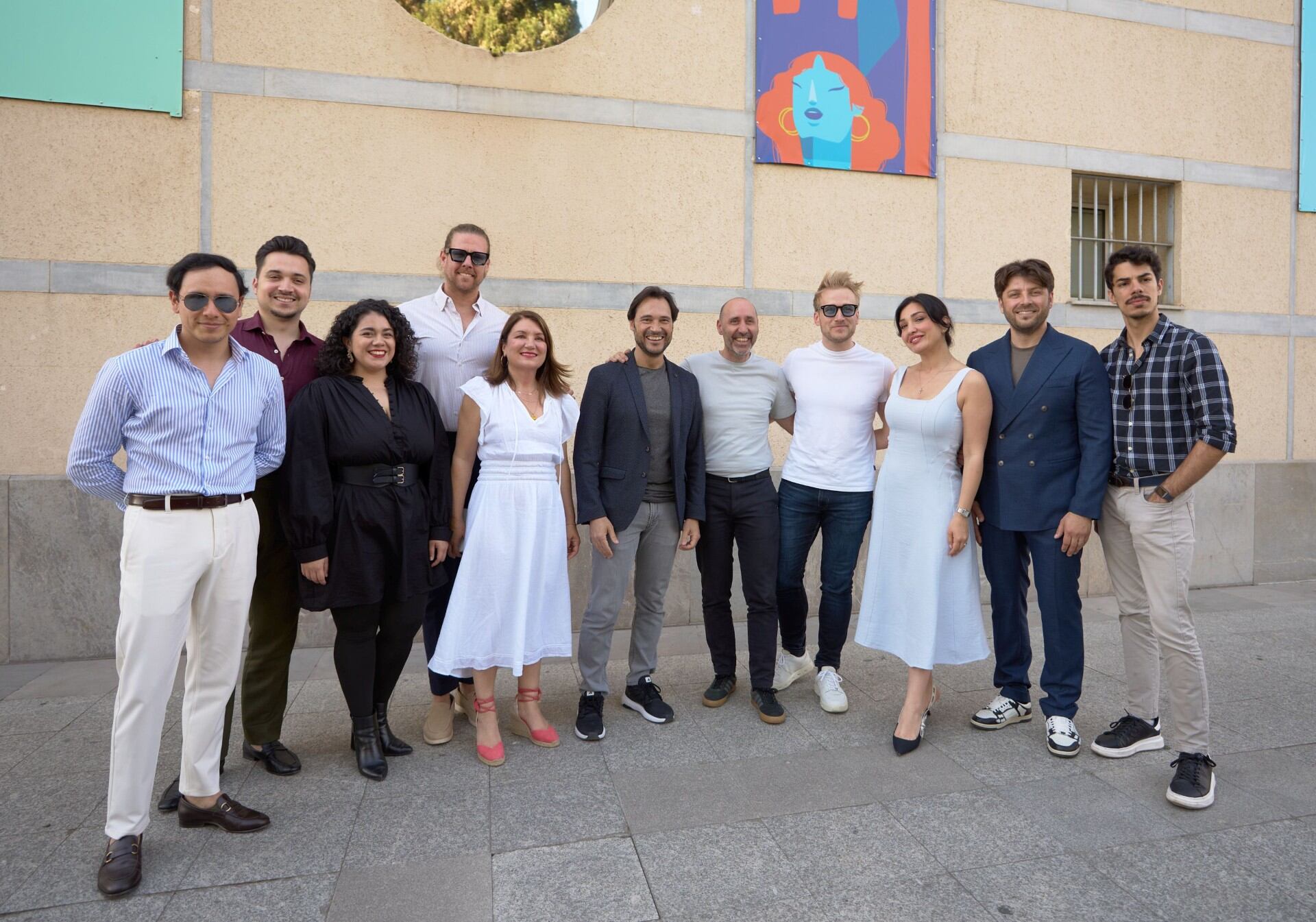 Equipo artístico de María Padilla junto a Javier Menéndez, director general Teatro de la Maestranza