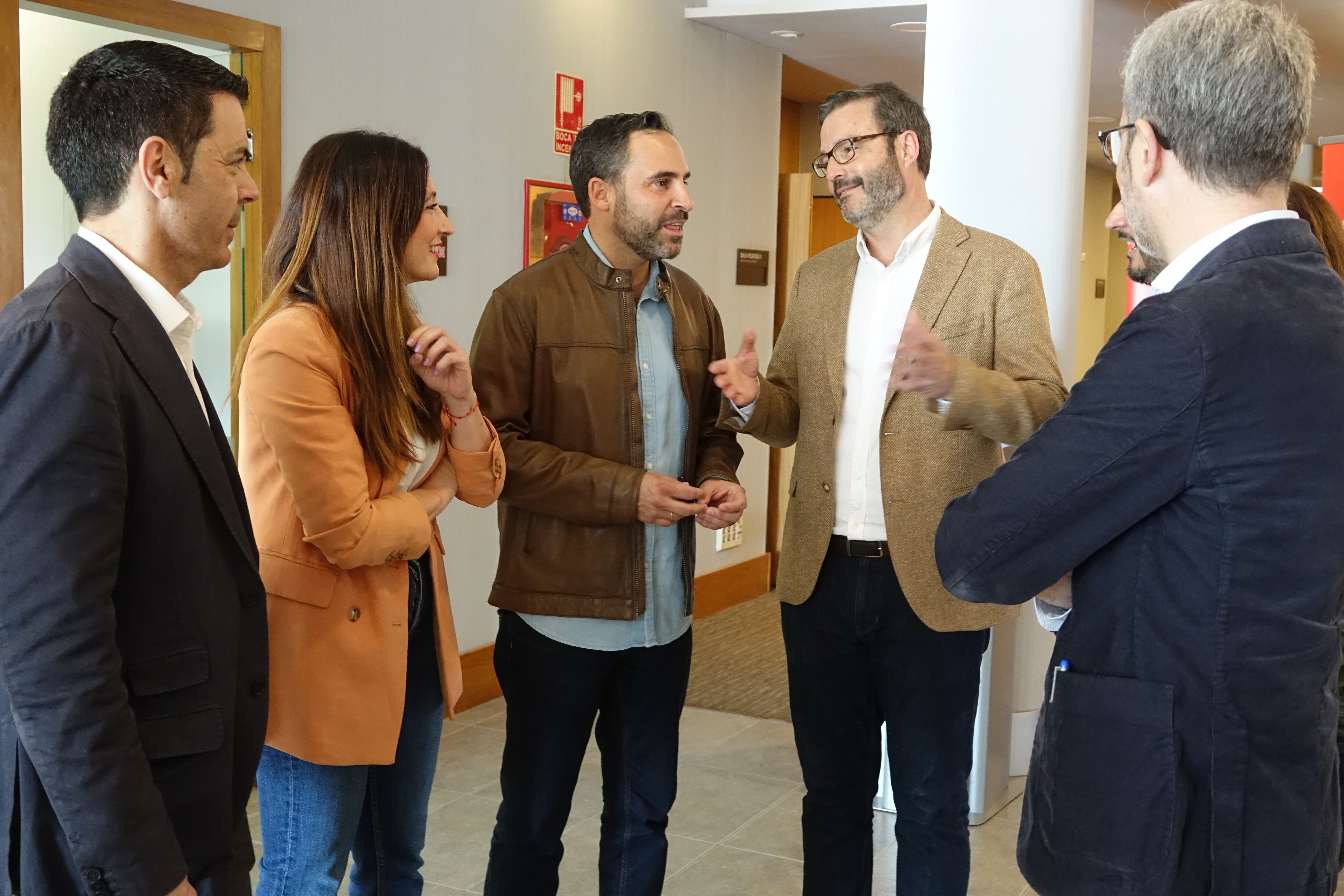 El candidato socialista a la alcaldía de Málaga, Daniel Pérez, conversa con el alcalde de Palma, José Hila