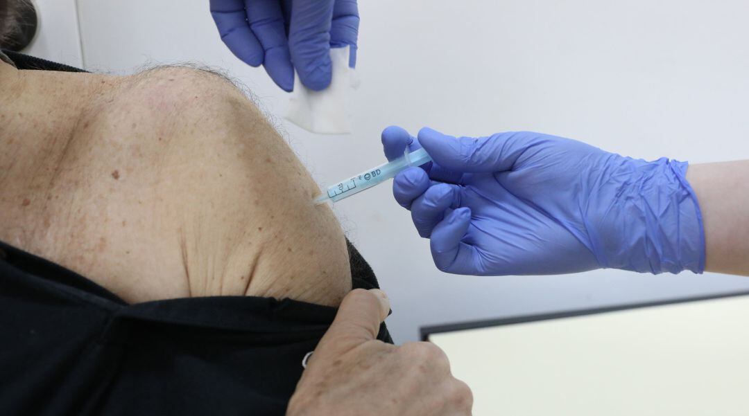 Una mujer recibe la vacuna de Moderna contra el Covid-19.