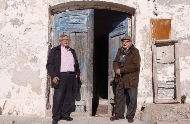 Pablo Rodrigo y su padre Virgilio, en la puerta de la casona en ruinas de la que son propietarios en Villas Viejas.