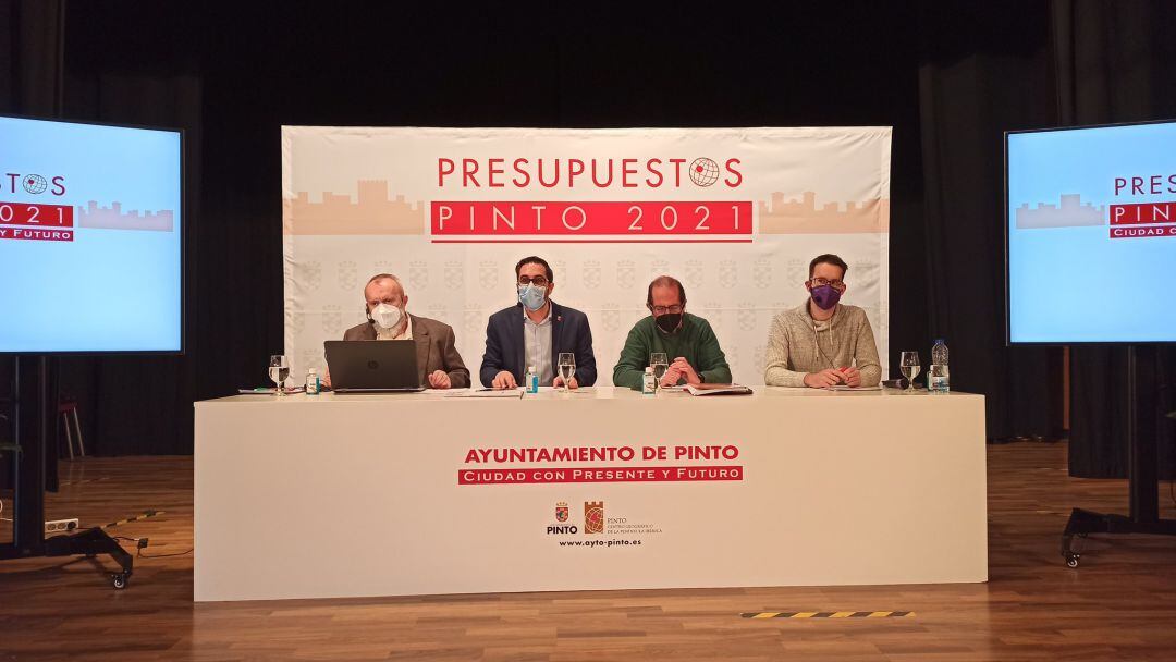 El alcalde de Pinto (2i), Diego Ortiz (PSOE), Rafael Sánchez (Unidas Pinto),  concejal de Gobierno Abierto y Servicios Públicos, (2d) e Isaac López (Podemos), concejal de Educación, Juventud, Infancia, Formación y Empleo (1d).