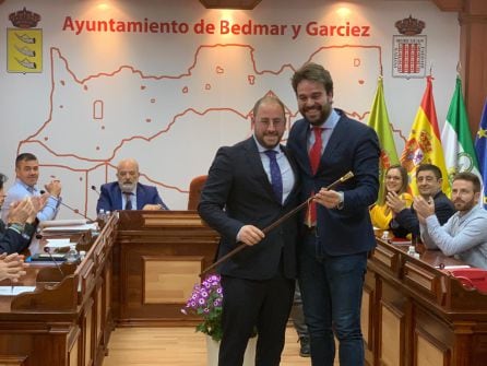 Momento en el que Juan Francisco Serrano , derecha, entrega el bastón de mando a Pablo Ruíz, izquierda