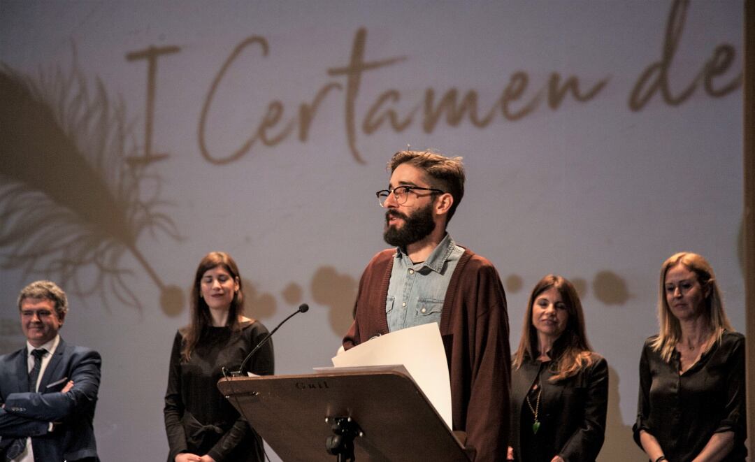 Gonzalo Senestrari  durante su discurso en el Teatro Principal de Monóvar. En la imagen también el jurado del certamen.