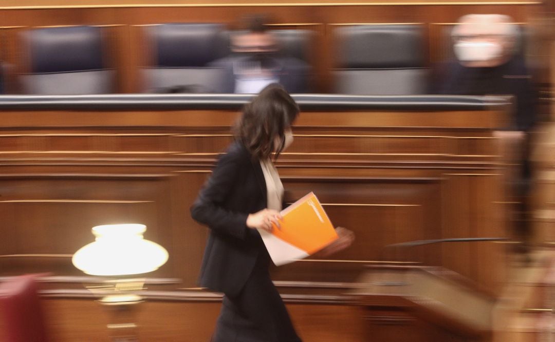 La presidenta de Ciudadanos, Inés Arrimadas, camina tras su intervención en el Congreso de los Diputados