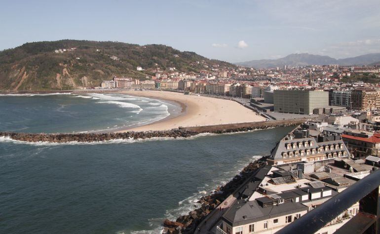 Vista de la playa de la Zurriola en una imagen de archivo.