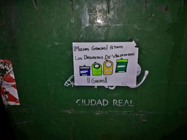 Cartel en un contenedor de Valdepeñas