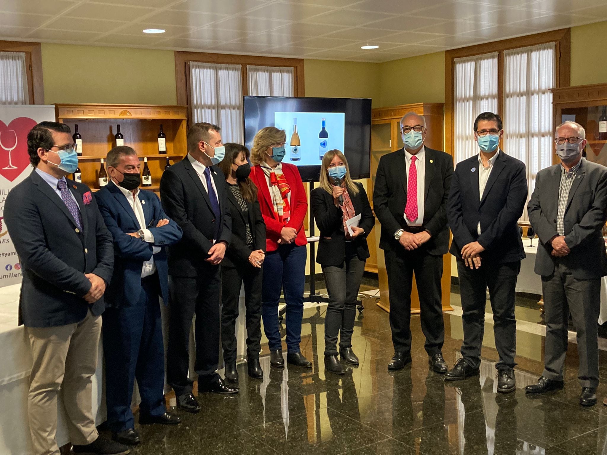 Foto de familia de los organizadores y autoridades en la entrega del trofeo al Mejor Sumiller de CLM 2022