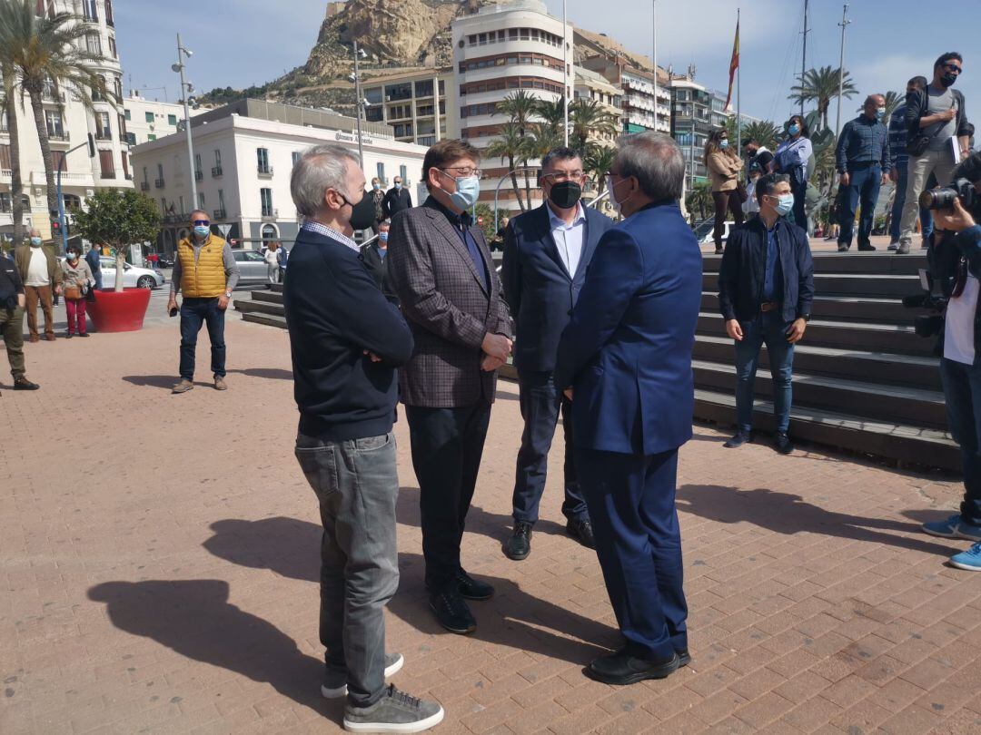 Ximo Puig, a su llegada al muelle 4 del Puerto de Alicante