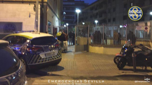 La policía local de Sevilla desalojando el bar que estaba abierto fuera de la hora permitida, con 32 clientes en el interior incumpliendo las medidas de prevención